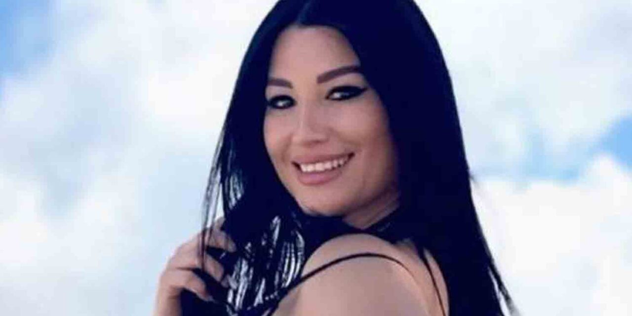 Heydy González  deleitando con su elegante traje de baño