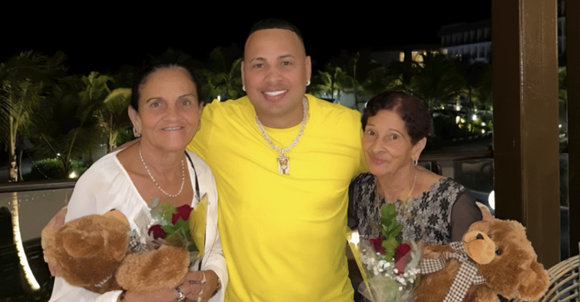 Jacob Forever se reencuentra con mamá y  abuela en Punta Cana