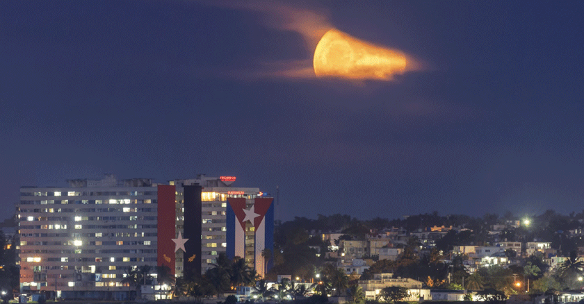 Primera superluna de agosto en Matanzas queda captada en el lente de Raúl Navarro