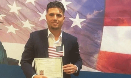 Aledmys Díaz, estrella del béisbol cubano, se convierte en ciudadano de Estados Unidos