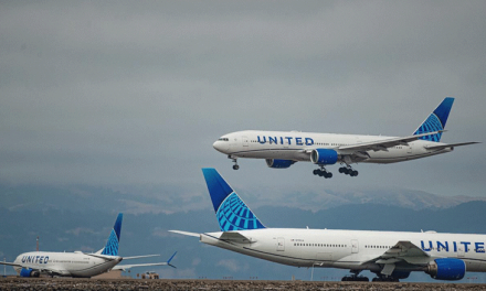 Vuelo de United Airlines afronta emergencia en el aire