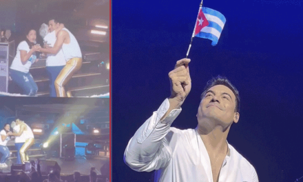 Cubana emociona a Carlos Rivera  durante concierto en Miami al hacerle un emotivo regalo