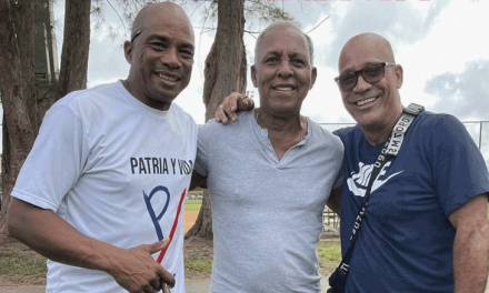 Reencuentro histórico en Miami: Tres leyendas del equipo de béisbol Industriales se reúnen.